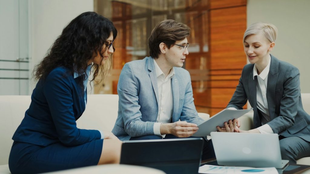 Dirigeant échangeant avec un conseiller pour recruter son premier salarié sereinement