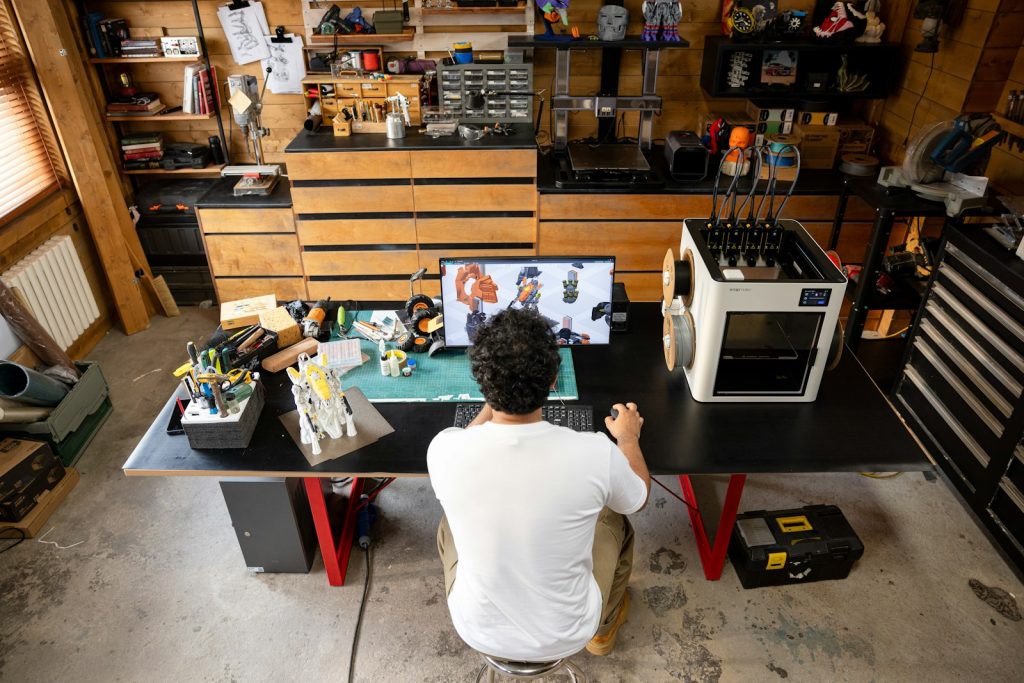 Dirigeante présentant l'atelier à son premier salarié lors de son arrivée