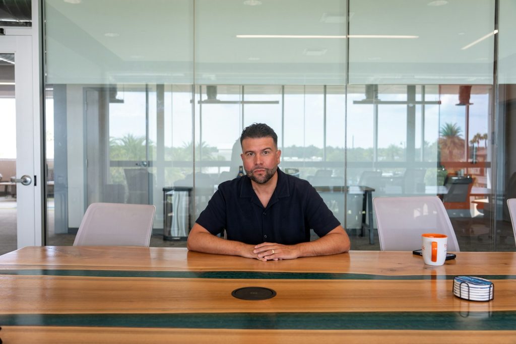 Dirigeant visitant un plateau de bureaux vide avant l'achat de ses locaux professionnels