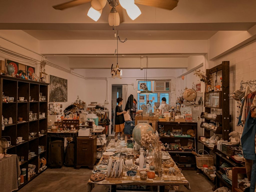Artisan livrant ses produits à un commerçant, exemple d'achats responsables en RSE de TPE