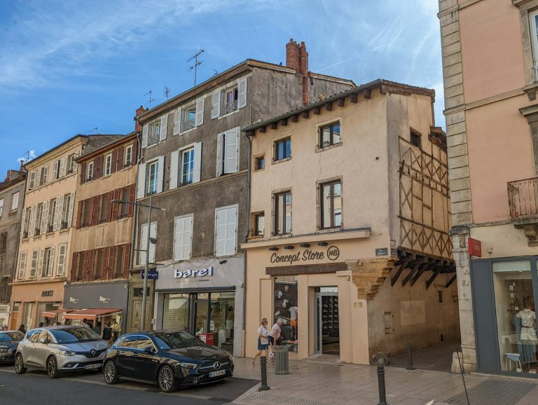 Façade d'un petit immeuble de bureaux, illustration pour acheter ses locaux professionnels