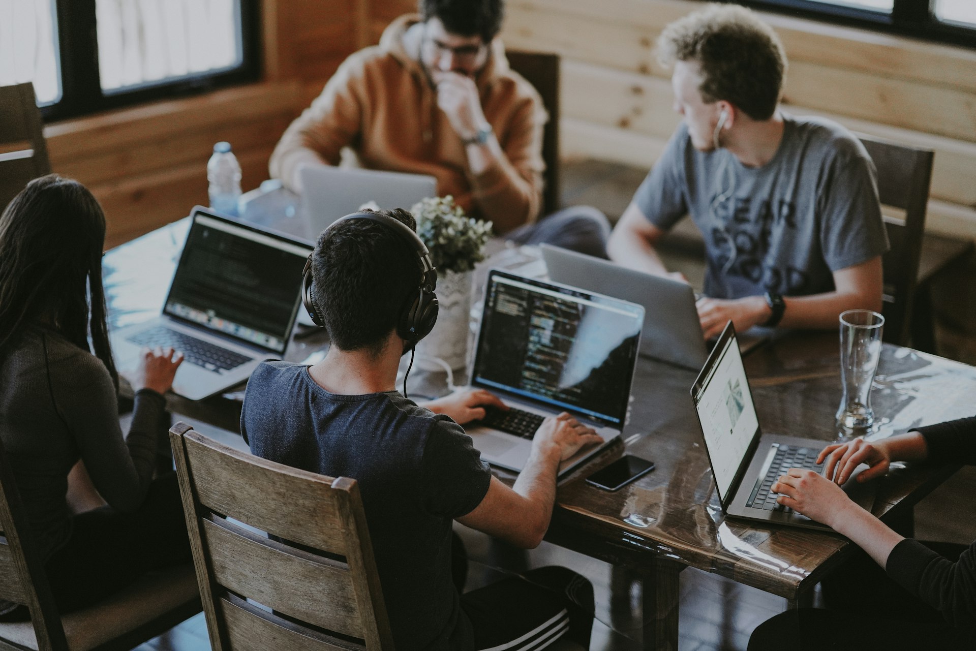 Équipe d'entrepreneurs travaillant ensemble sur un projet