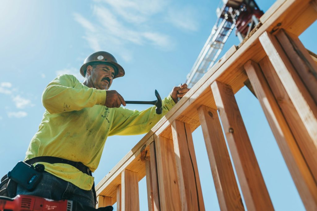 Artisan du bâtiment sur un chantier couvert par une assurance professionnelle obligatoire