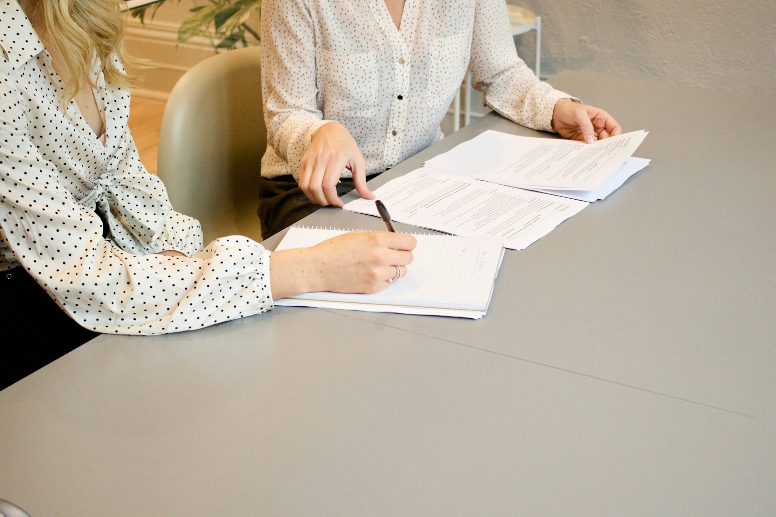 Dirigeant signant son contrat d'assurance professionnelle avec un conseiller