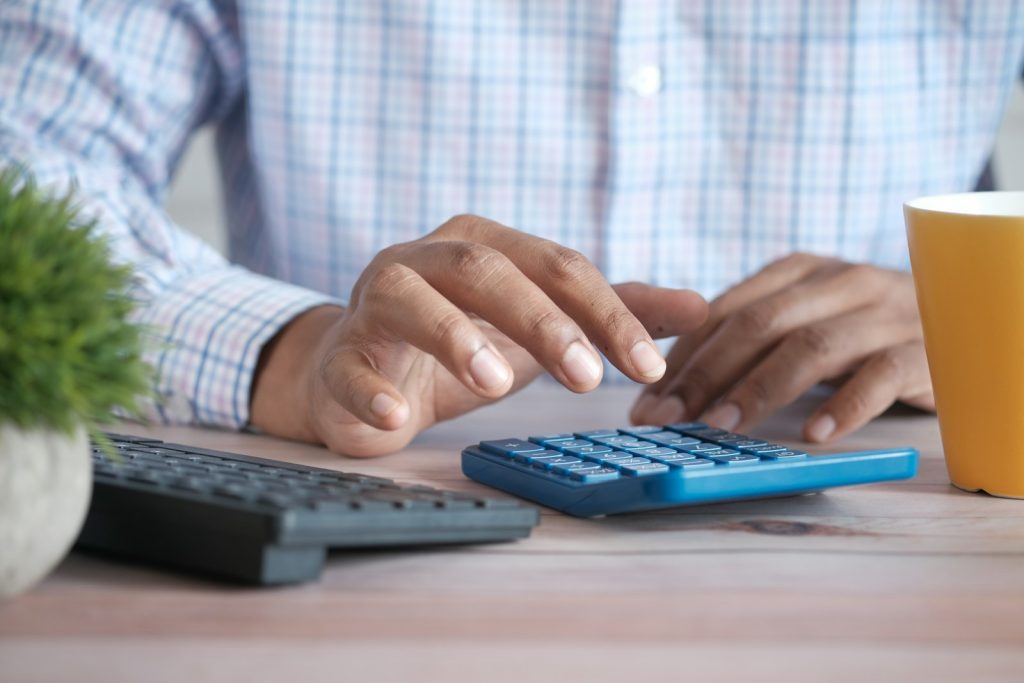 Dirigeant calculant le budget nécessaire pour recruter son premier salarié
