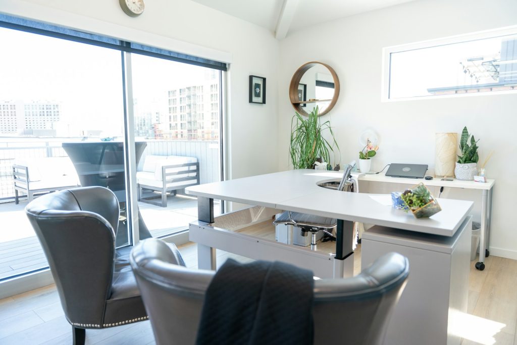 Bureau fermé occupé par une petite équipe au sein d'un espace de coworking