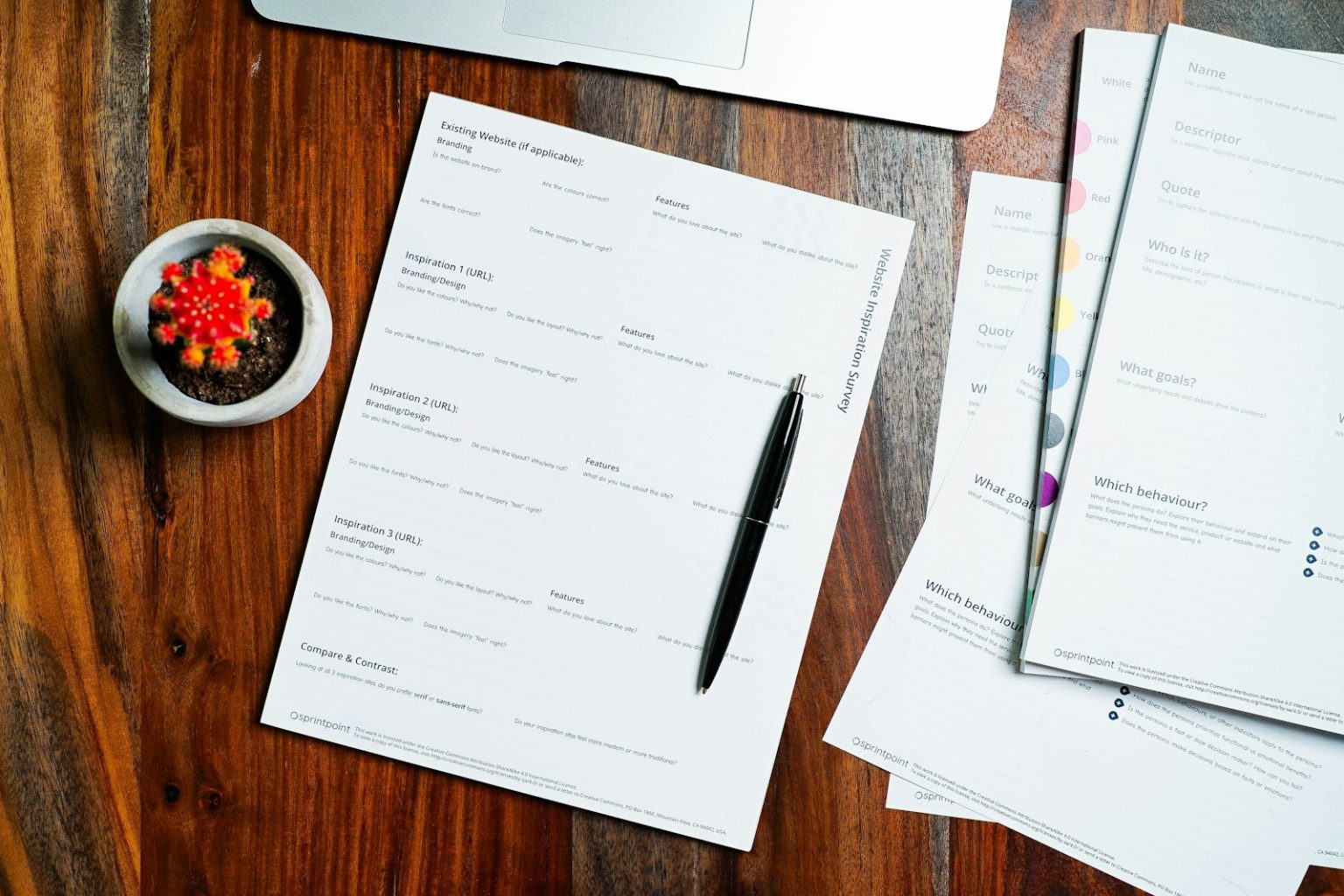 Choisir son statut juridique : documents de création d'entreprise et stylo sur un bureau en bois