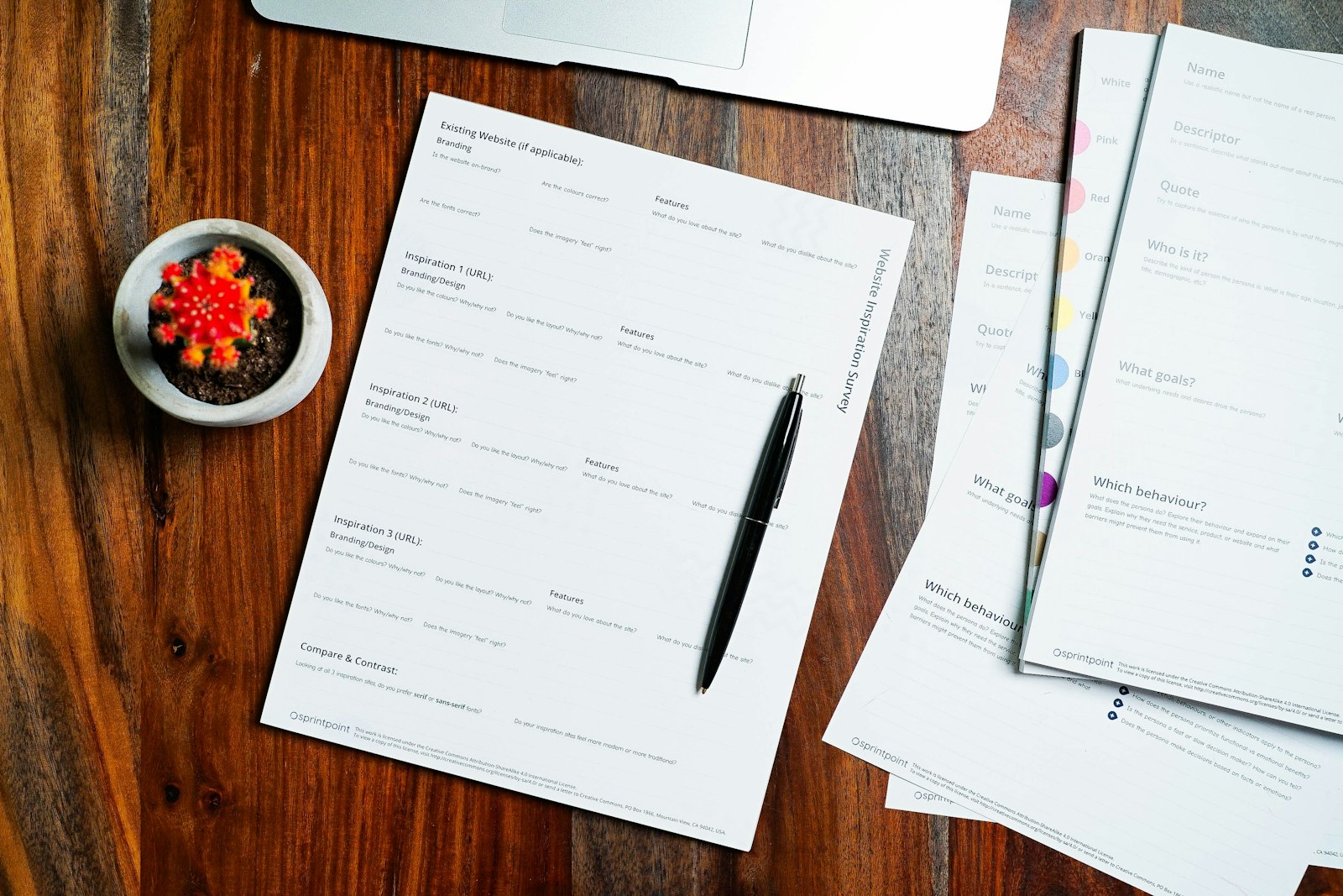 Choisir son statut juridique : documents de création d'entreprise et stylo sur un bureau en bois