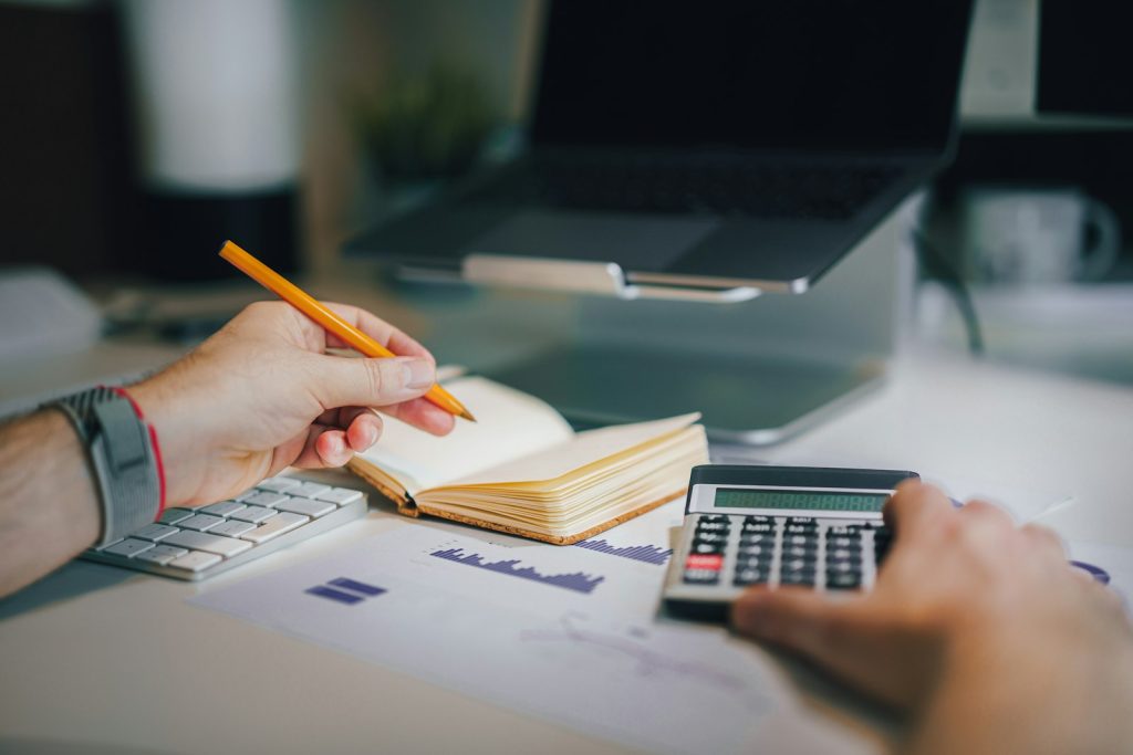 Calculatrice et carnet pour simuler la rémunération du dirigeant selon le statut juridique