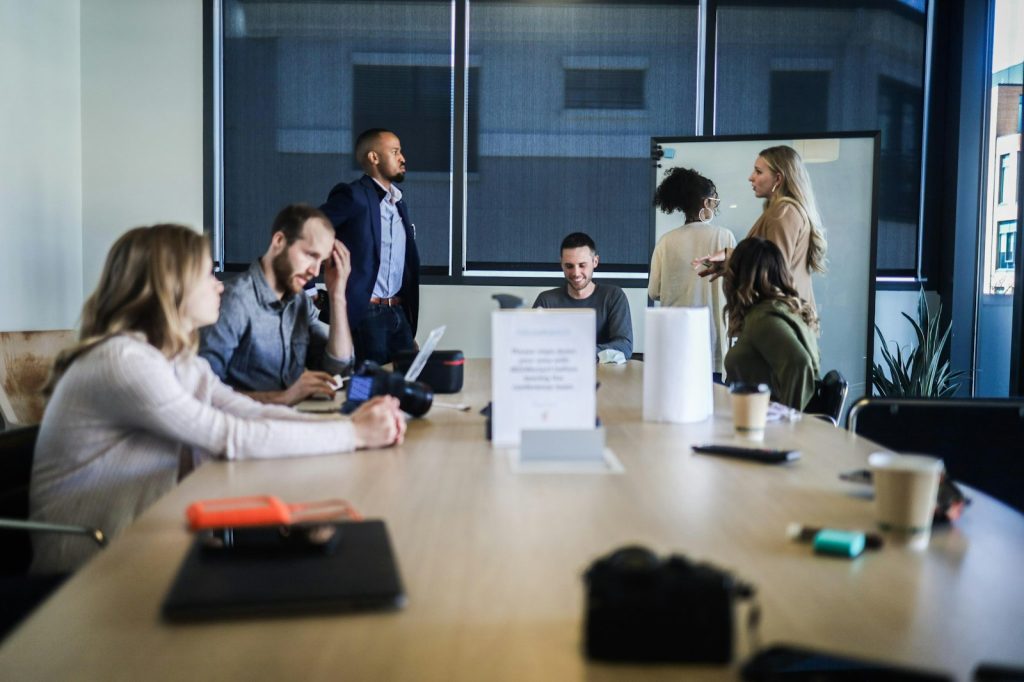 Entrepreneuse présentant son projet devant un comité de prêt d'honneur