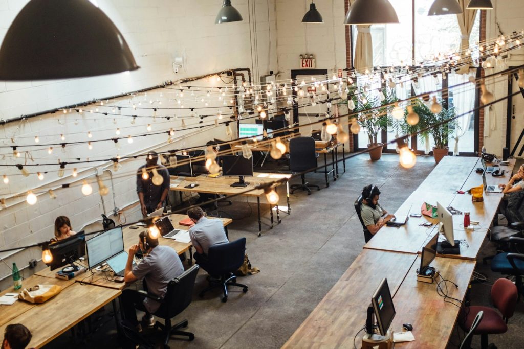 Indépendants travaillant dans un espace partagé propice au réseau professionnel