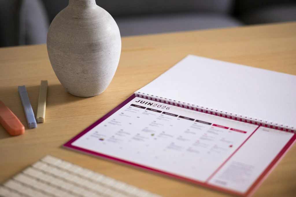 Agenda et ordinateur pour planifier les délais d'immatriculation d'une entreprise