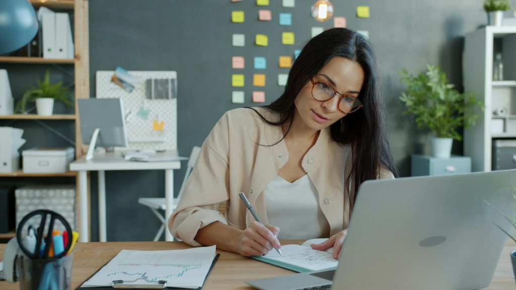 Créateur remplissant en ligne ses demandes d'aides à la création d'entreprise