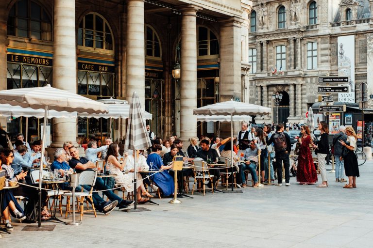 Dirigeants échangeant lors d'un événement pour développer son réseau professionnel