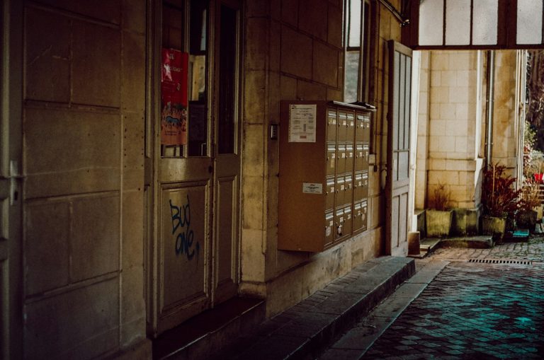 Boîtes aux lettres dans le hall d'un immeuble de bureaux pour la domiciliation d'entreprise