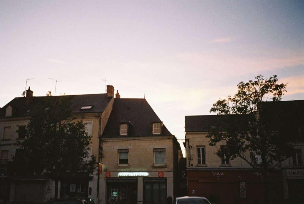 Commerçante observant une rue piétonne pour choisir l'emplacement de son local commercial
