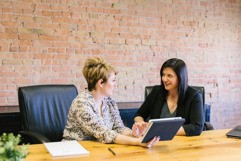 Deux femmes lors d'un entretien de recrutement