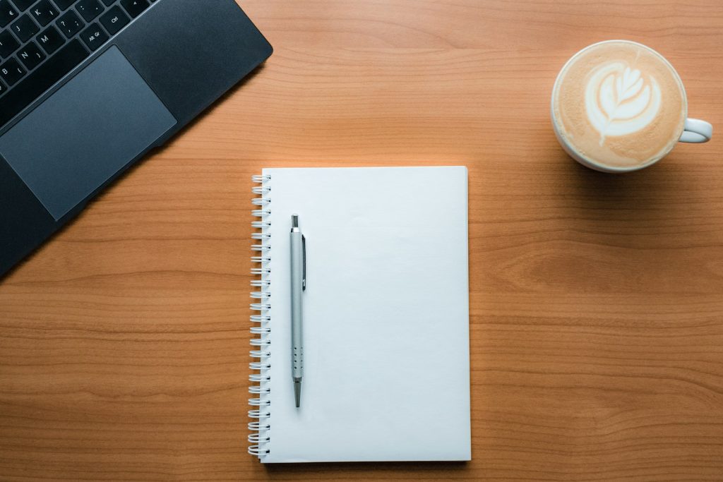 Cartes de visite et carnet pour entretenir son réseau professionnel