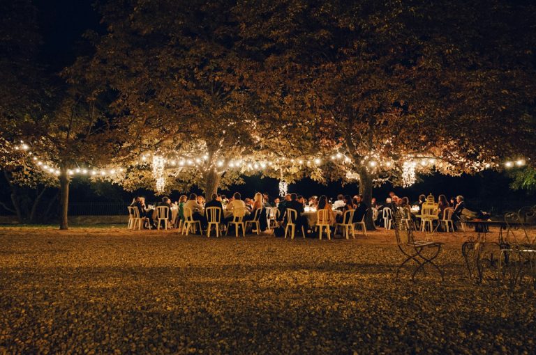 Dirigeants réunis le soir sous des arbres illuminés lors de l'Estivale des Dirigeants à Aix-en-Provence