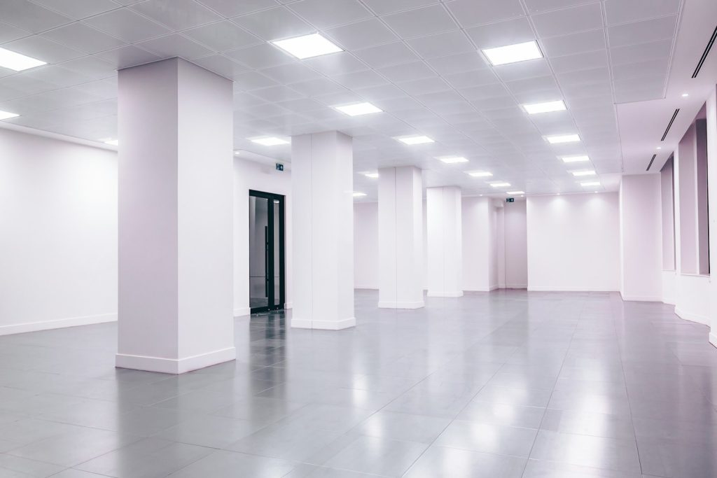 Intérieur vide d'un local commercial avant l'état des lieux d'entrée
