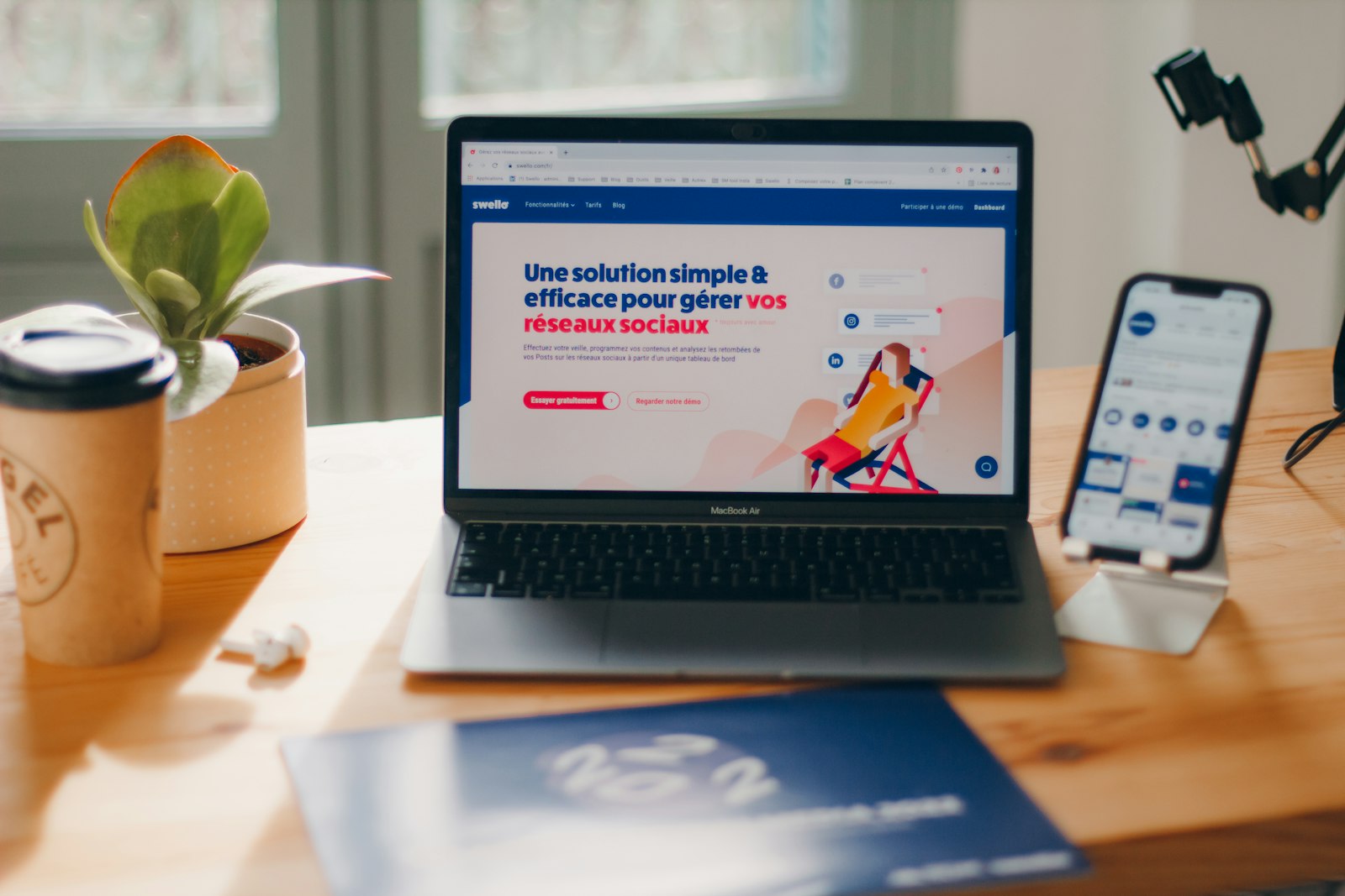 Entrepreneuse analysant des graphiques sur son ordinateur pour faire une étude de marché