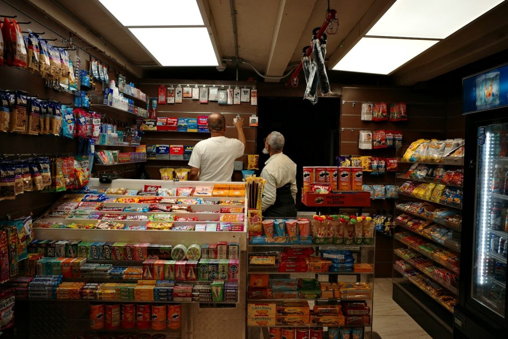 Commerçant servant une cliente dans une épicerie de commerce de proximité