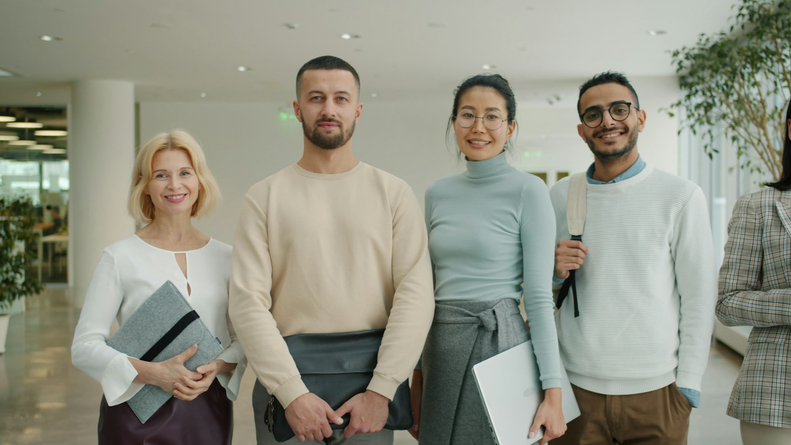 Équipe soudée d'une petite entreprise, résultat d'une démarche pour fidéliser ses salariés