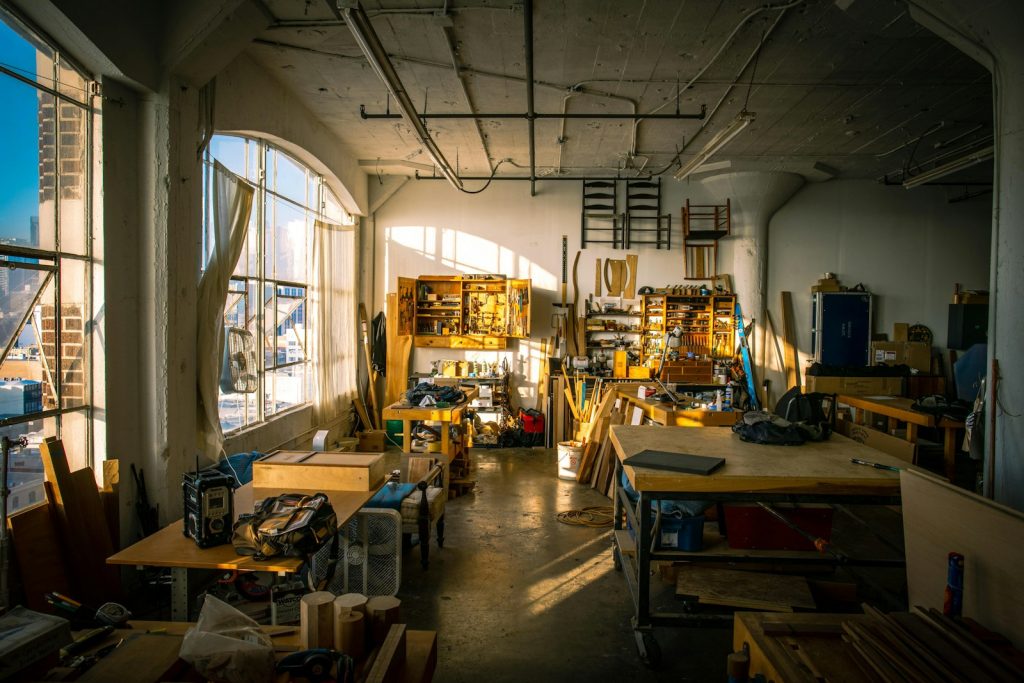Atelier d'artisan équipé grâce aux aides à la création d'entreprise