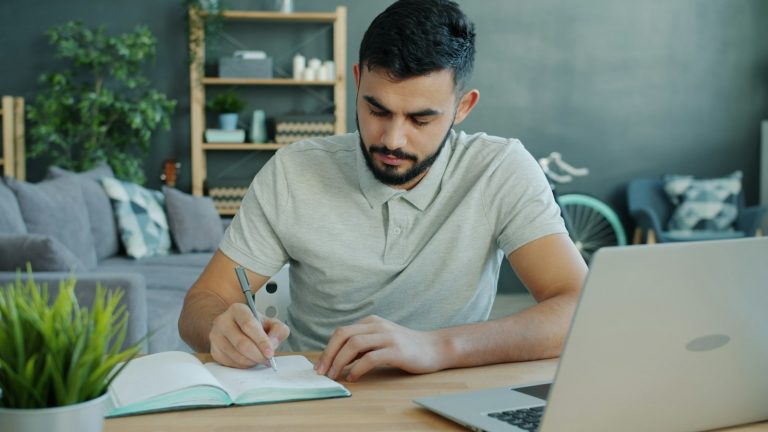 Créatrice d'entreprise qui remplit en ligne le formulaire pour immatriculer son entreprise