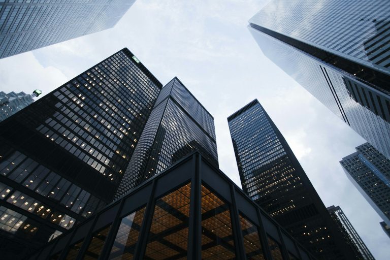 Immeubles de bureaux vus en contre-plongée