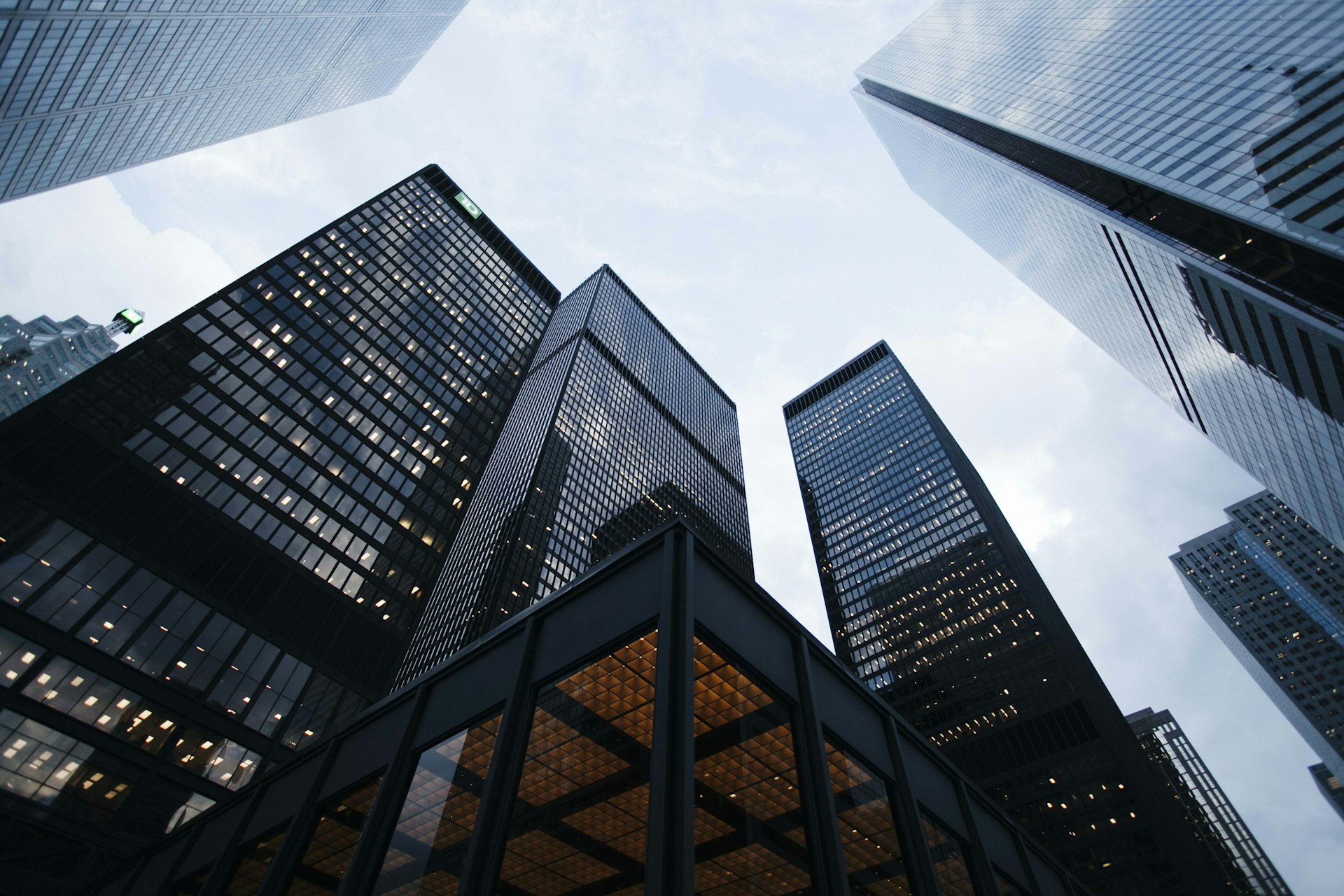 Immeubles de bureaux vus en contre-plongée