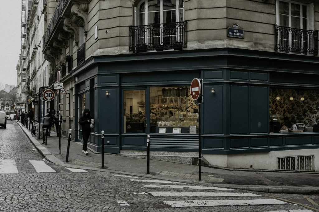Local vacant avec vitrine à louer pour ouvrir un commerce de proximité