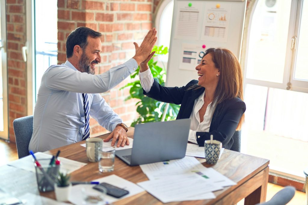 Dirigeant en entretien individuel avec une salariée pour mieux fidéliser ses salariés