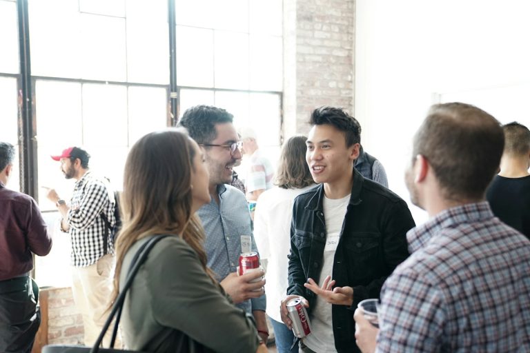 Entrepreneurs réunis lors d'un événement de networking du réseau Nest Workers à Aix-en-Provence