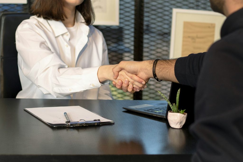 Dirigeant de TPE présentant son business plan à un conseiller bancaire