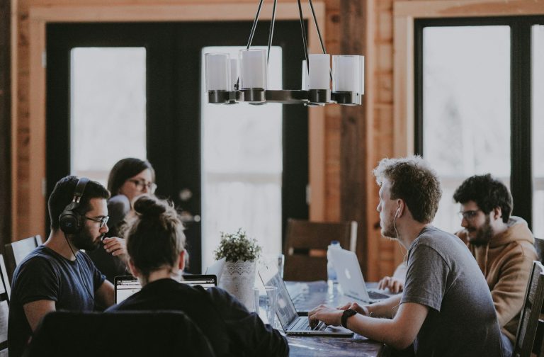 Membres d'un réseau d'entrepreneurs échangeant autour d'une table