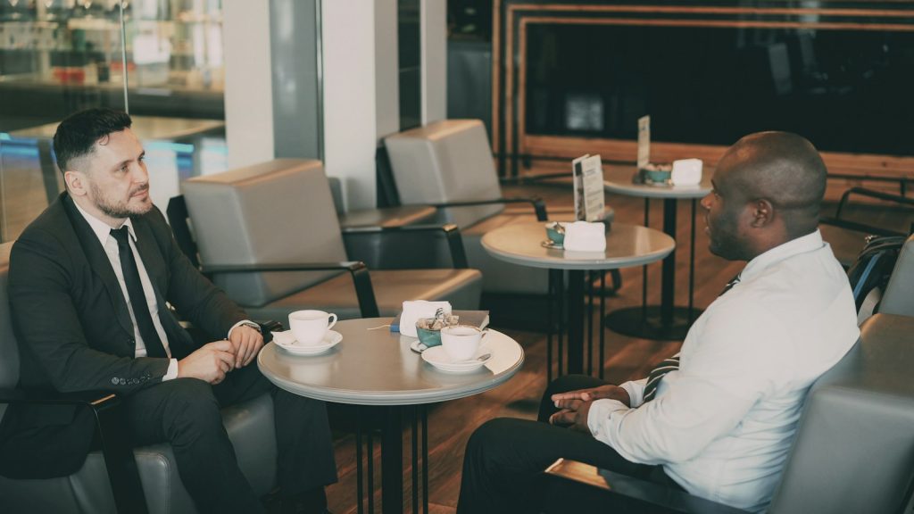 Poignée de main entre deux dirigeants lors d'une rencontre de réseau professionnel
