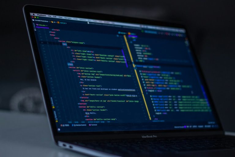 Ordinateur affichant du code pour le dépannage d'un site internet d'entreprise en panne
