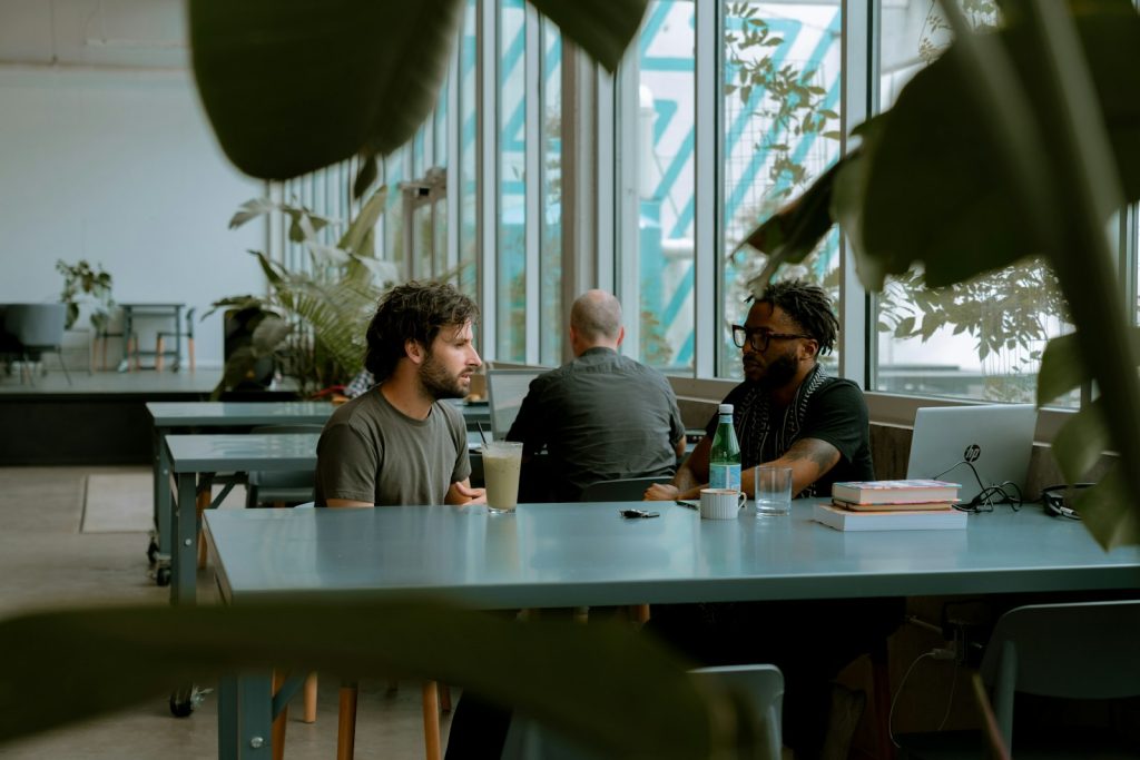 Entrepreneurs échangeant autour d'un café dans un espace de coworking