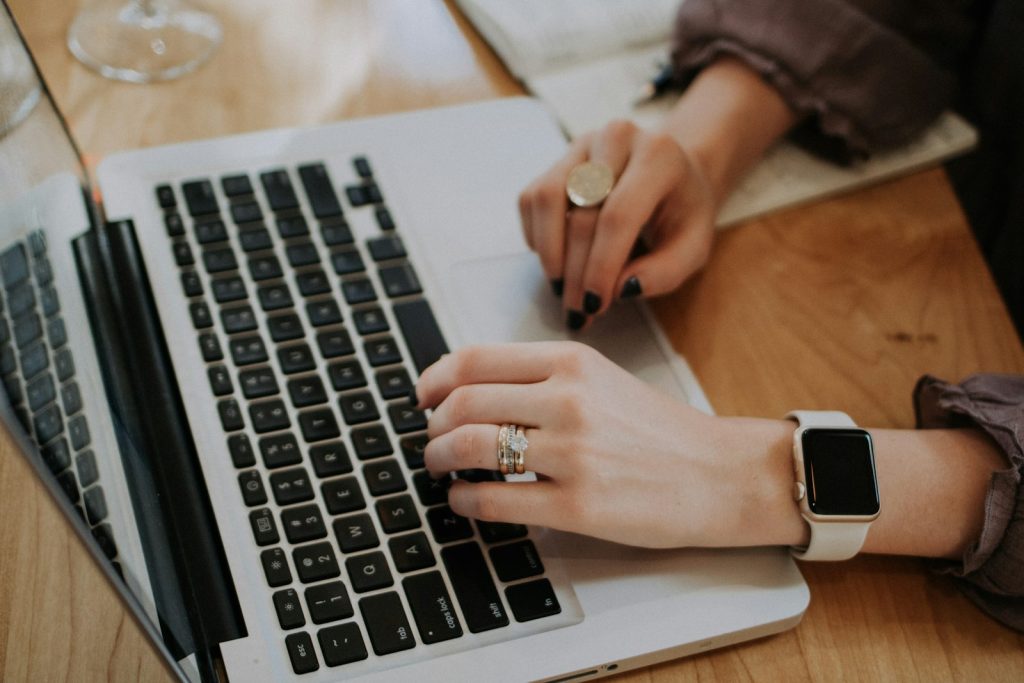 Entrepreneur mettant à jour son profil en ligne pour développer son réseau professionnel