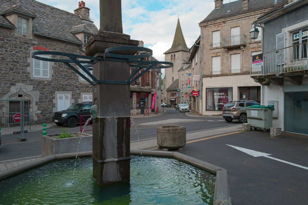 Place rénovée de petite ville favorable au commerce de proximité