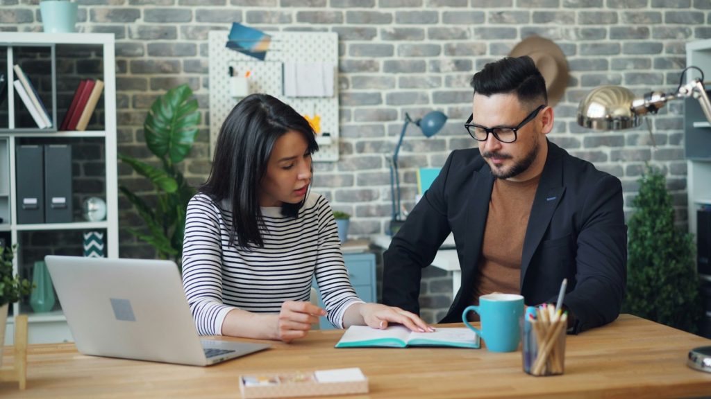Employeur et apprenti signant un contrat d'apprentissage au bureau