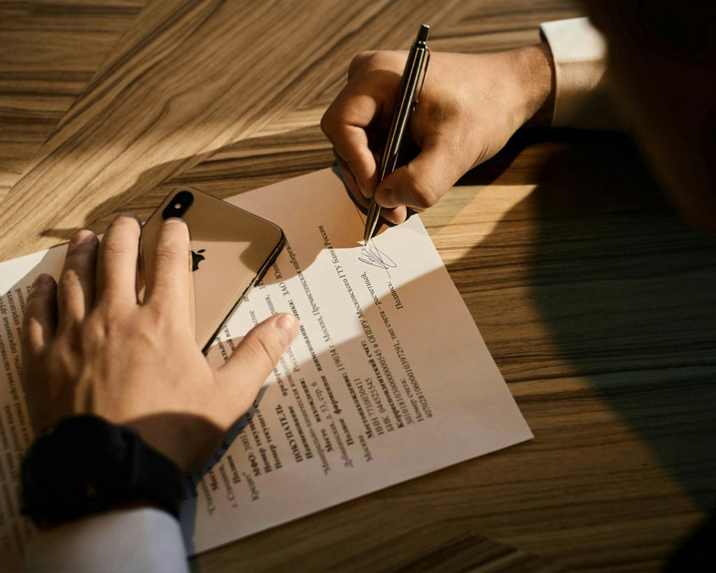 Signature d'un bail entre un bailleur et une commerçante pour louer un local commercial