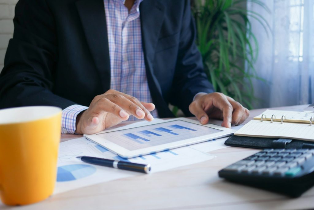 Tablette affichant des statistiques utilisées comme sources pour une étude de marché