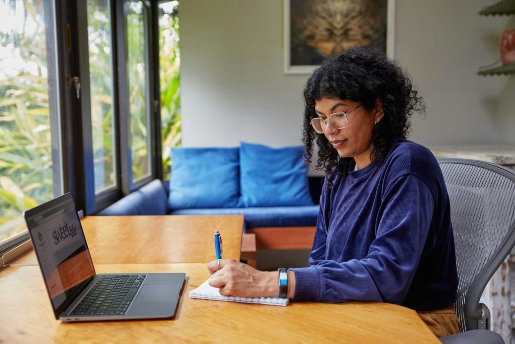 Entrepreneuse indépendante travaillant sur son ordinateur avant de choisir son statut juridique