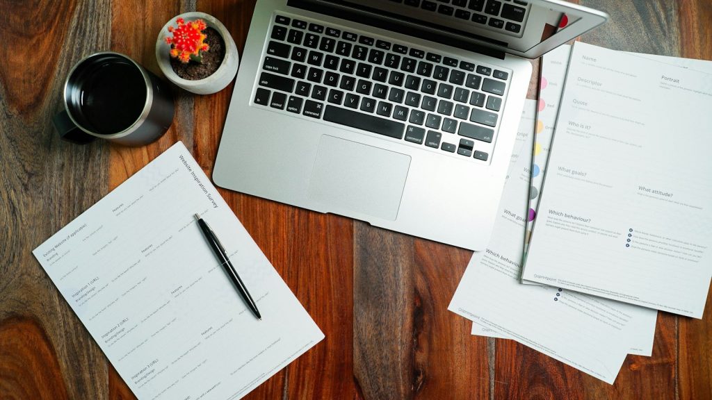 Documents et tableaux posés sur un bureau pour structurer un business plan