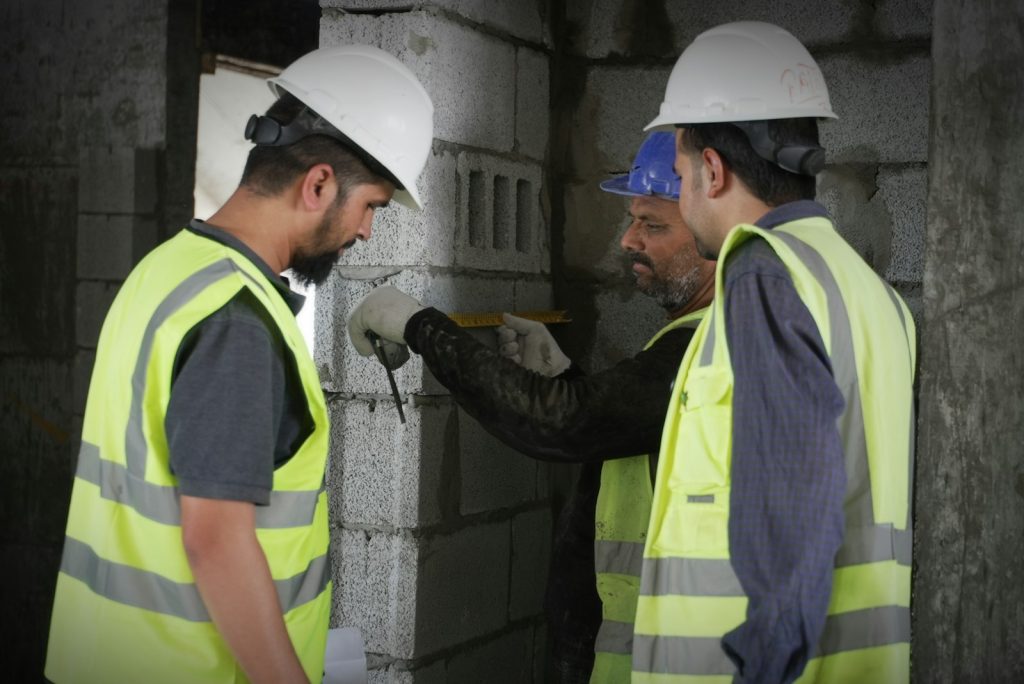 Apprenti électricien accompagné sur un chantier pendant son contrat d'apprentissage