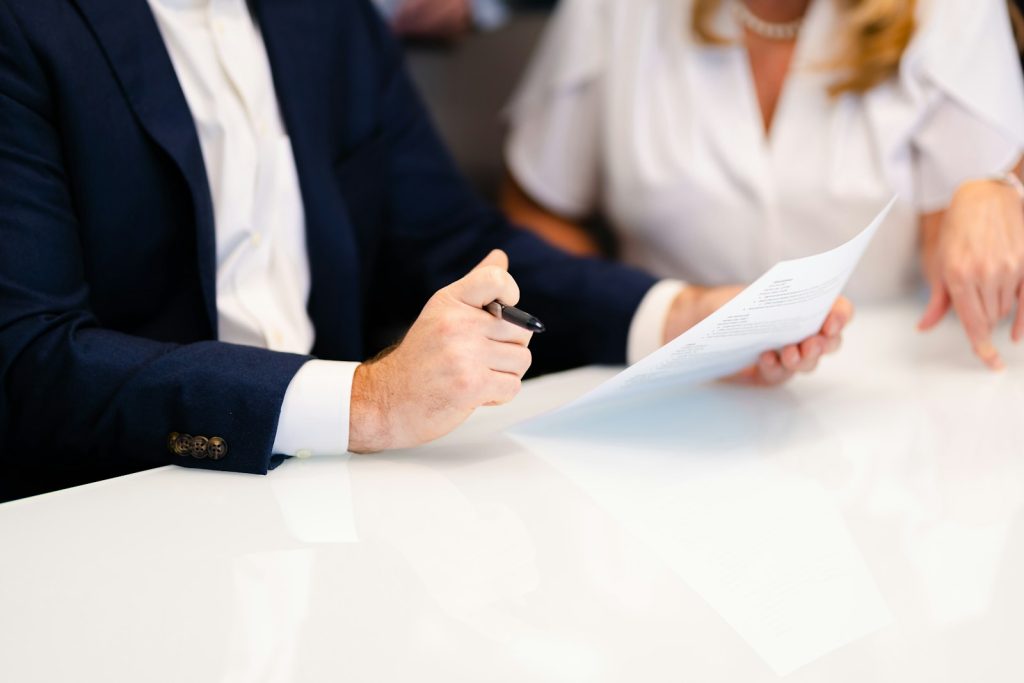 Dirigeant qui vérifie son dossier avant d'immatriculer son entreprise